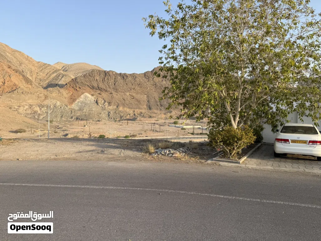 للبيع أرض سكنية في الخوير جنب كلية العلوم الشرعية ومطلة على شارع مسقط السريع