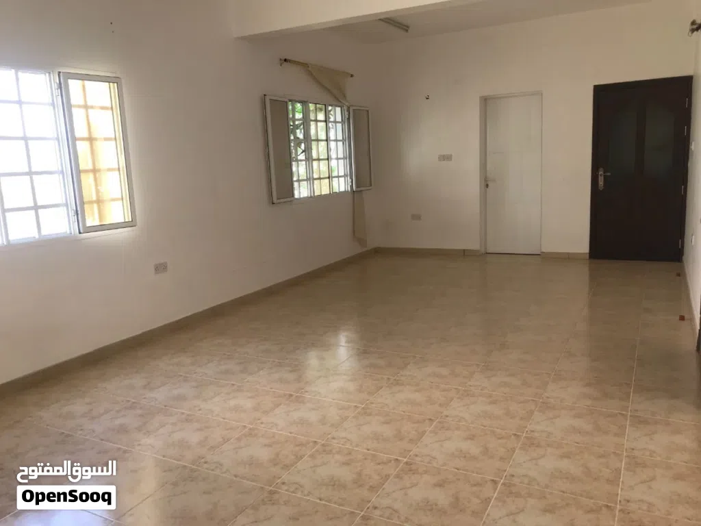 شقة واسعة للايجار بمساحة 200م2 بحي النور بالمعبيلة الجنوبية