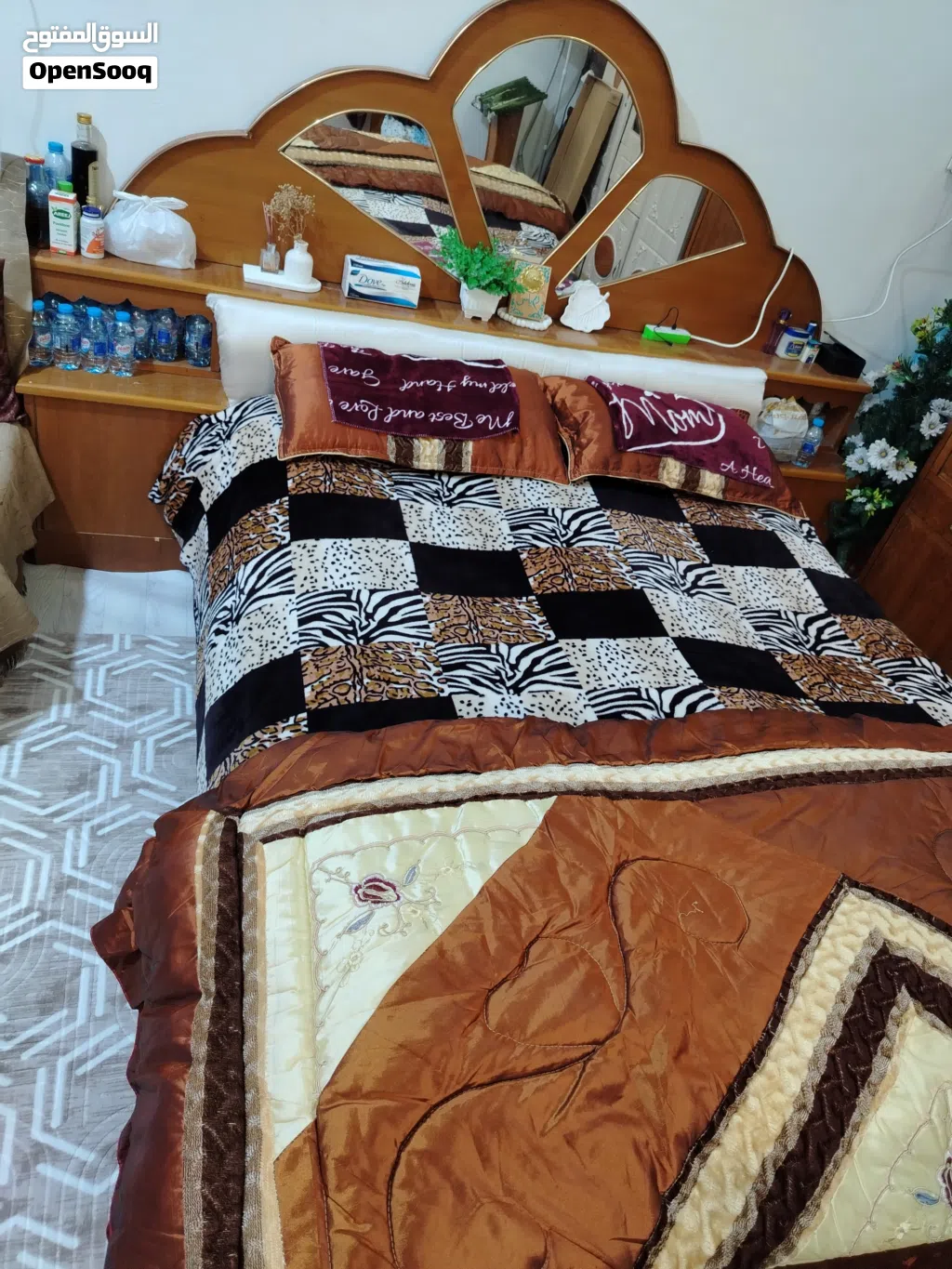 غرفة نوم مع كنتور ومعرض