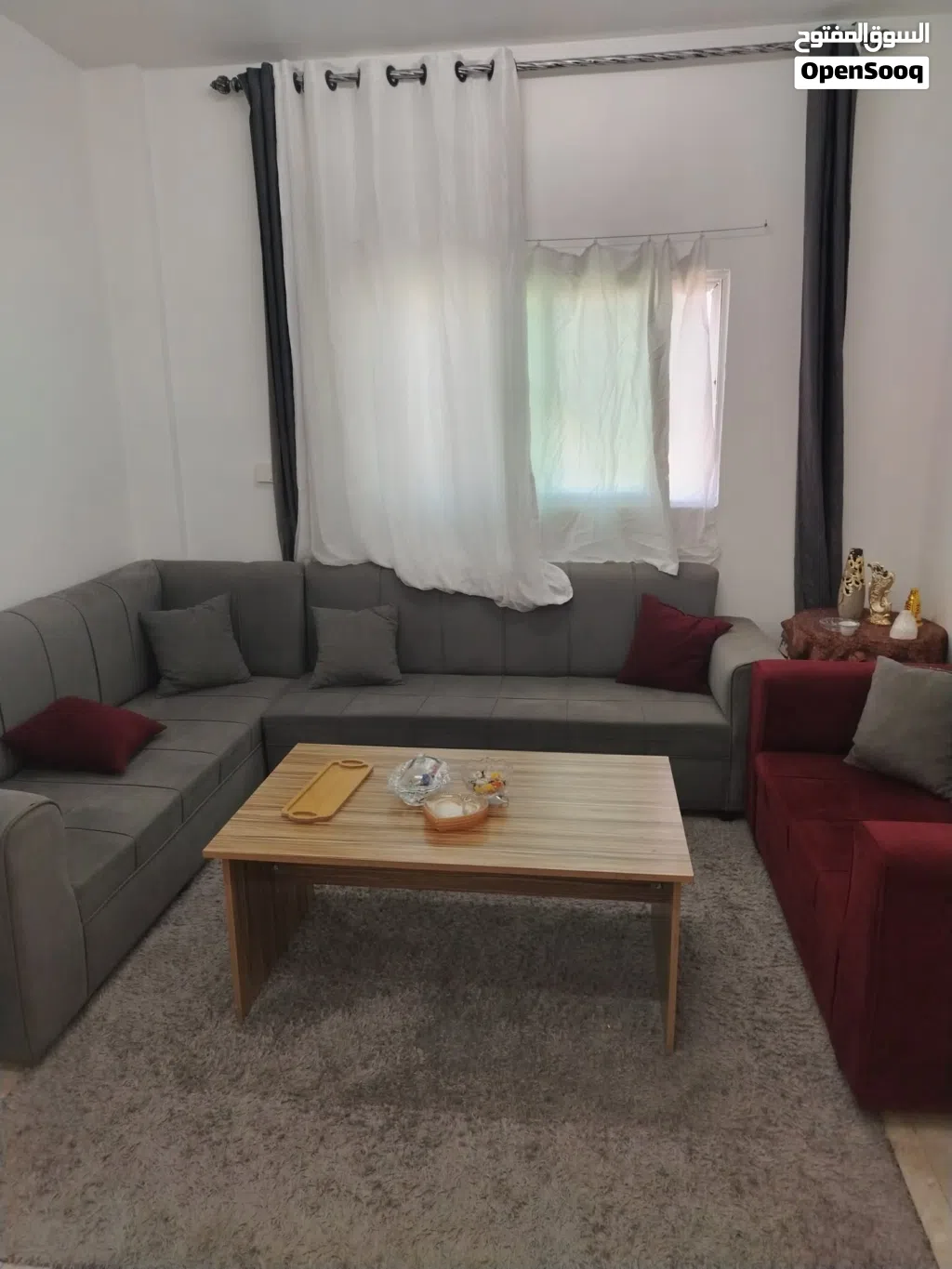 طقم كنب مع برداي وطاولة وسط