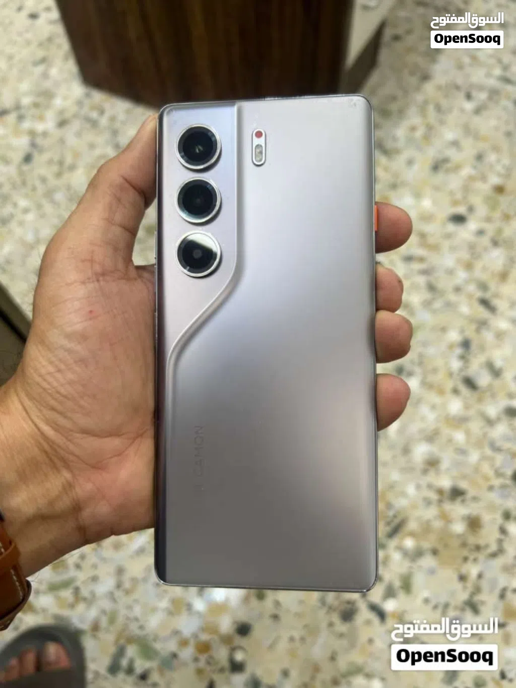 كامون 40 برو 5G مستخدم بحالة ممتازة كامل الملحقات