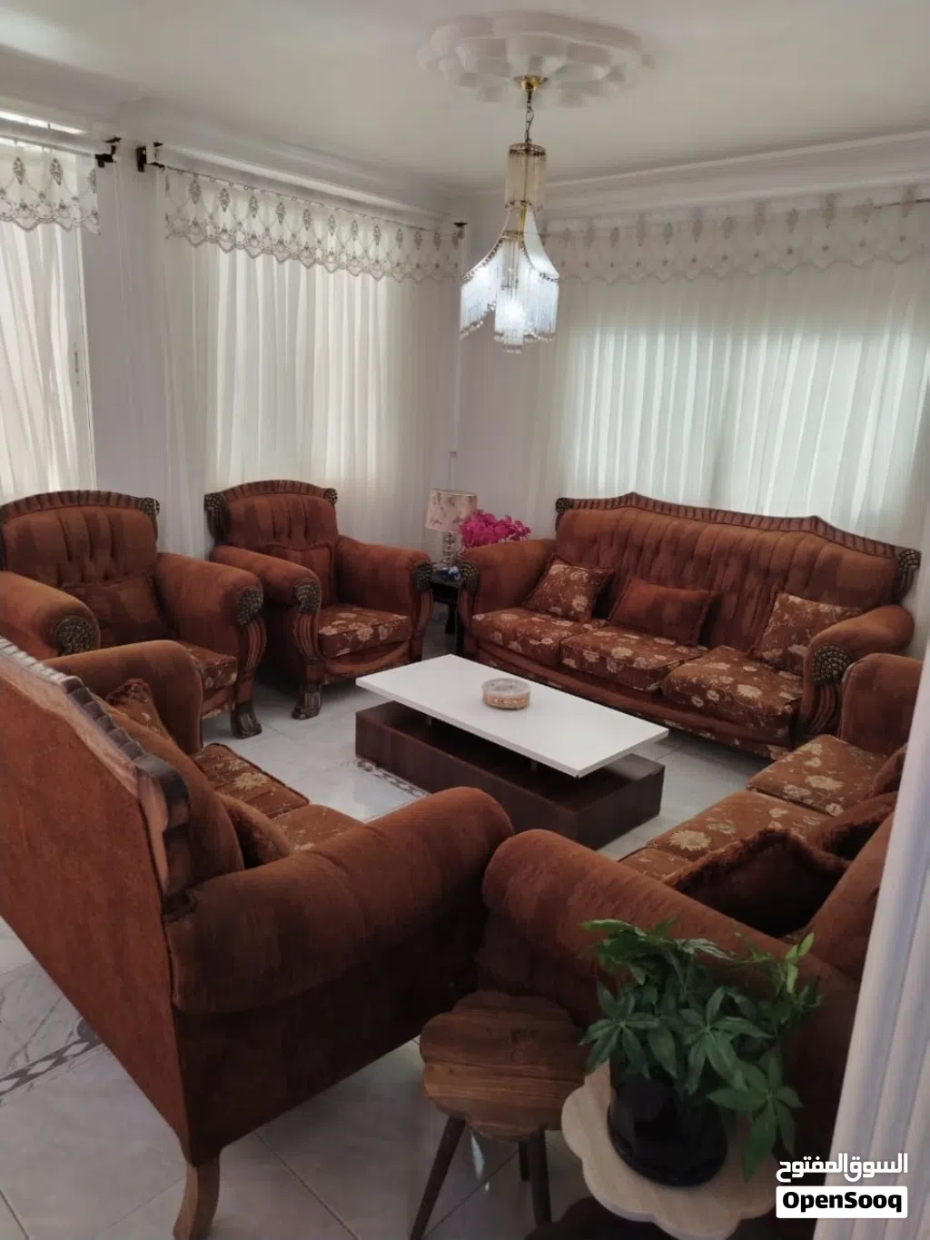 طقم كنب 10 مقاعد بحاله جيده خشب زان معاه 3 طاولات وسجاده وثريا عدد 2