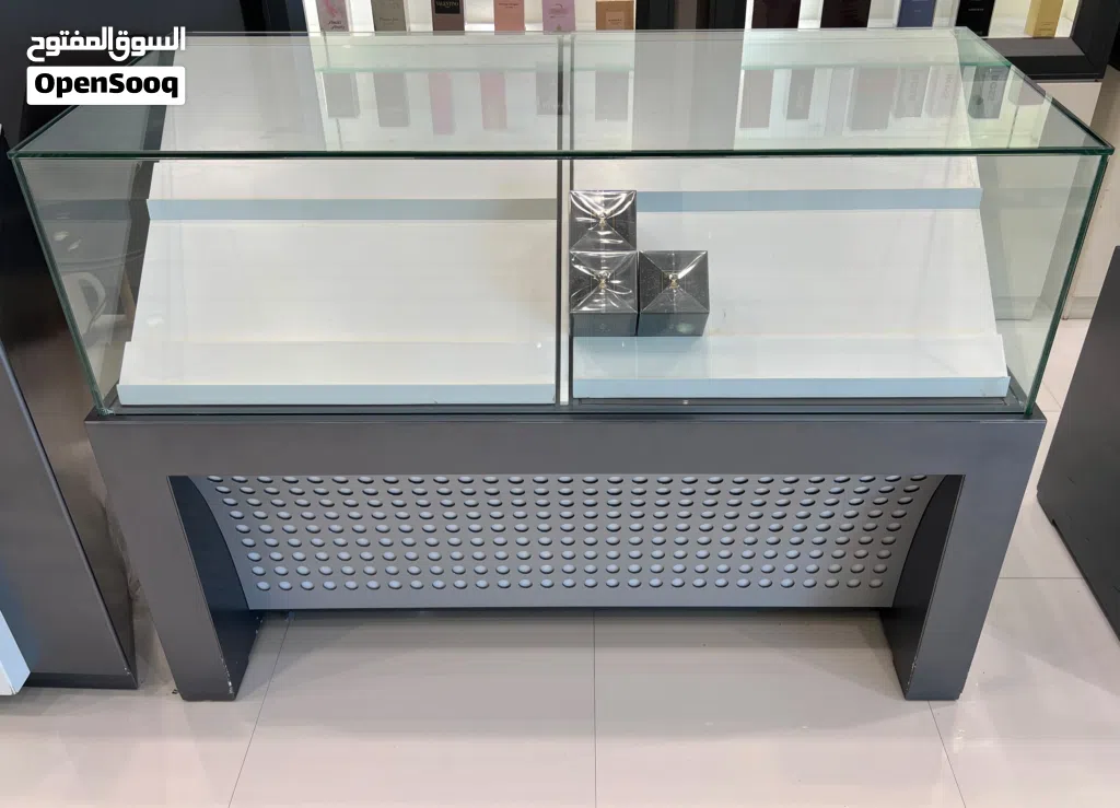 طاولات للعرض مع مساحة تخزين وبحالة جيدة جدا تصلح للمحلات Display tables with storage space in very ,
