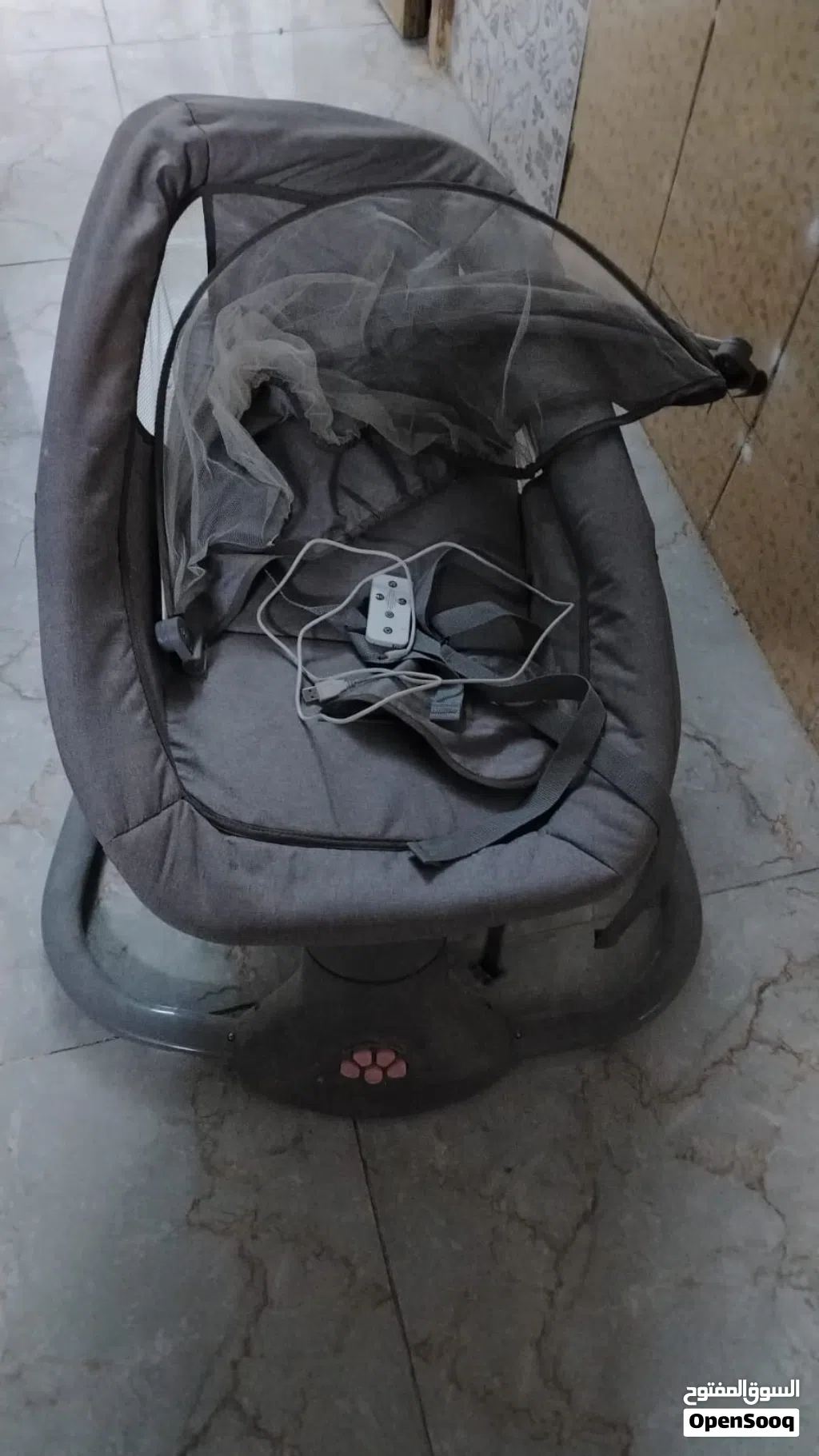 سرير اطفال هزاز كهربائي مع الريمونت اخو الجديد مستعمل للبيع