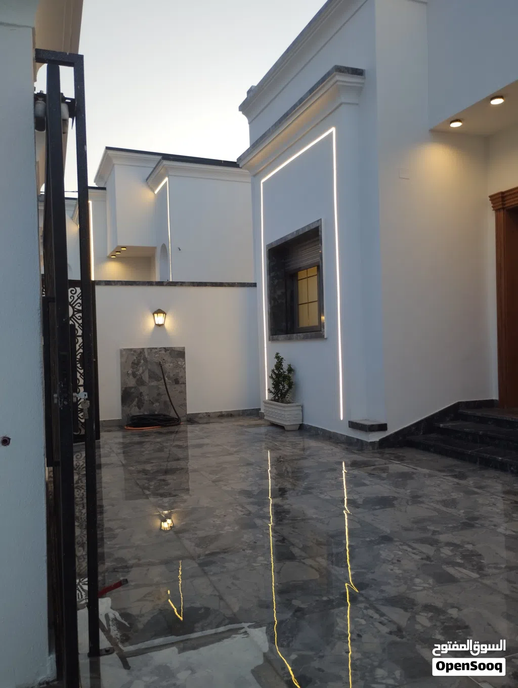 متوفر تلاثة فيلات ارضية جنب بعض عين زارة قرب جابر بن حيان