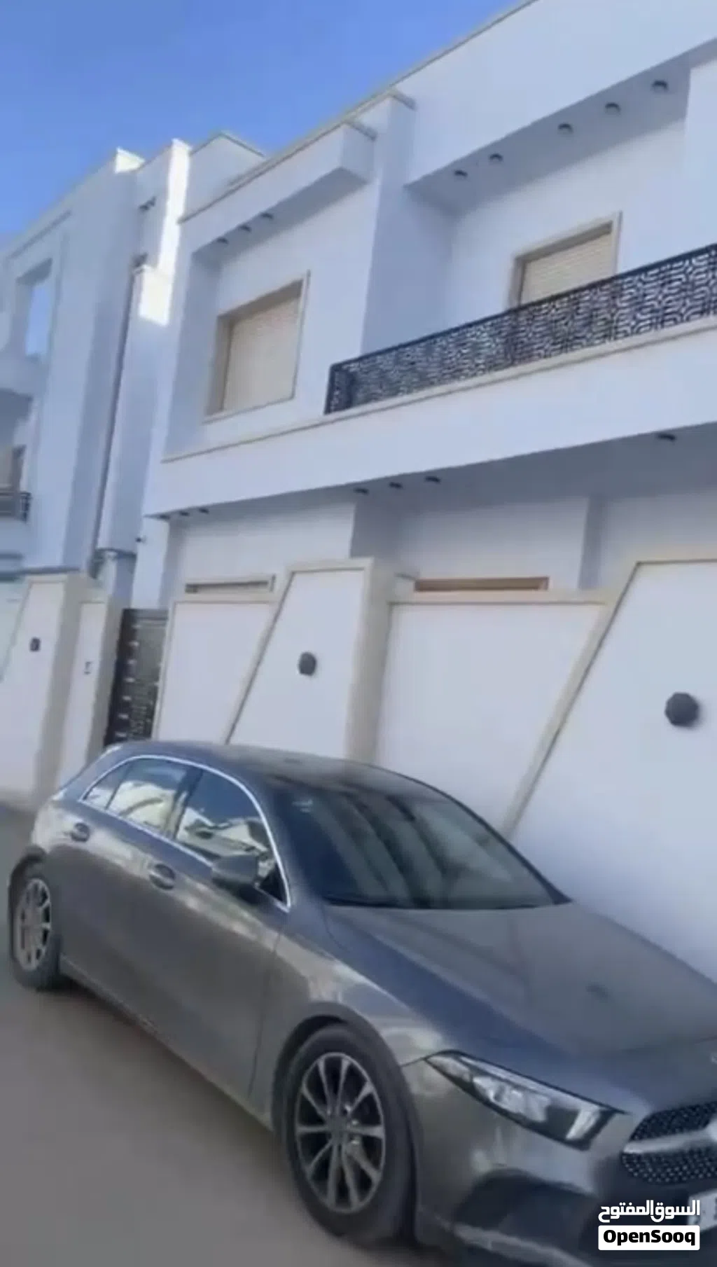 فيلا دورين مفصولات للإيجار الله يبارك تسكن عائلتين في عين زارة زويتة موقع ممتاز وحي راقي بسعر 5000د
