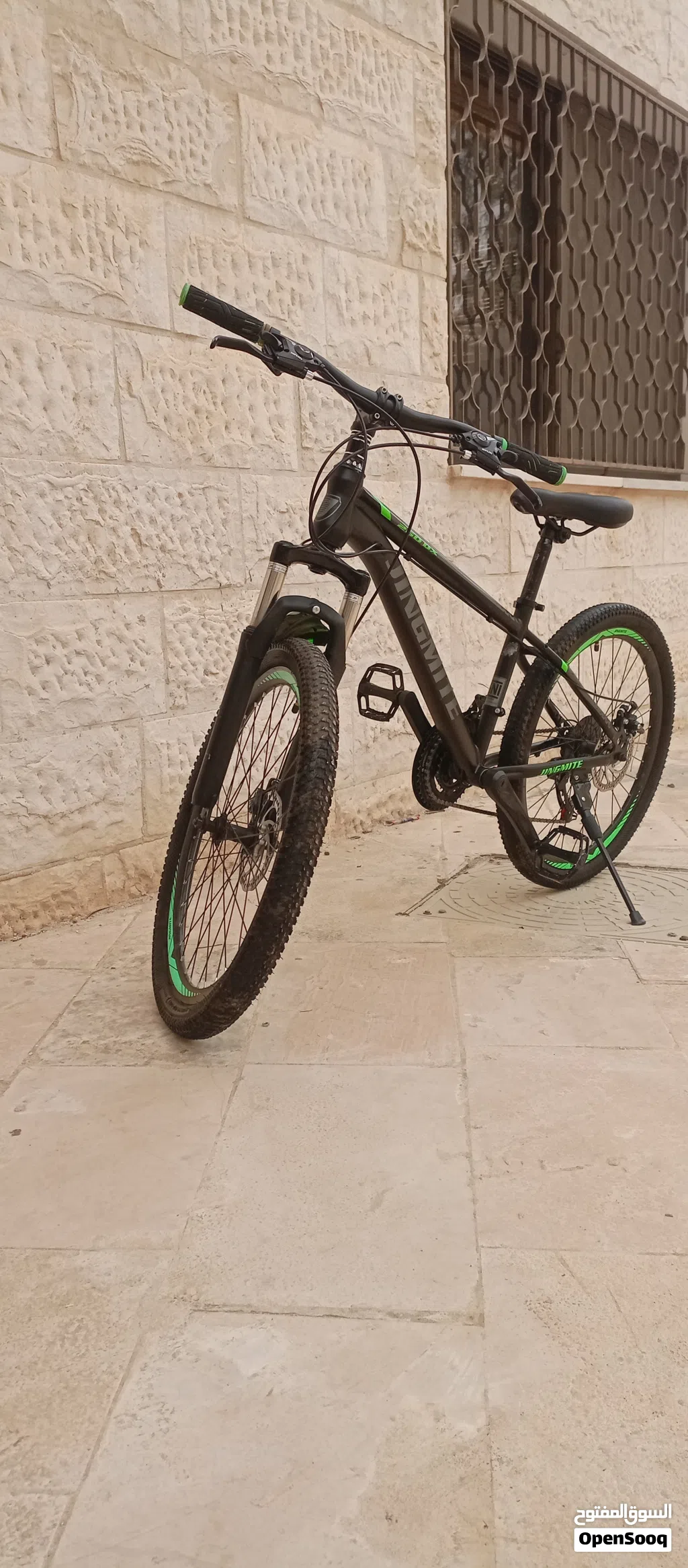 دراجه هوائيه مع قفل