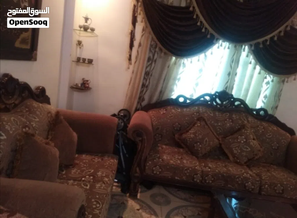 كنب للبيع 9 مقاعد خشب زان بحالة الوكاله مع 3 طربيزات وبرادي.
