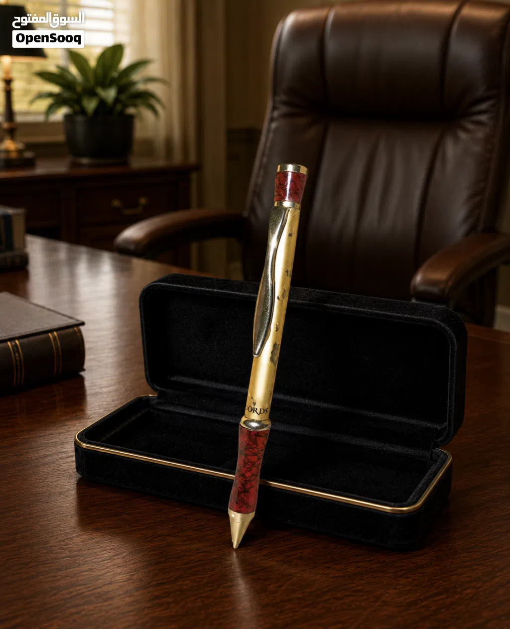 س مجرد قلم... بل بصمتك التي تسبق اسمك. LORDS — عندما يتحدث الذهب عنك قبل أن تتحدث. تصميم رخامي عناب