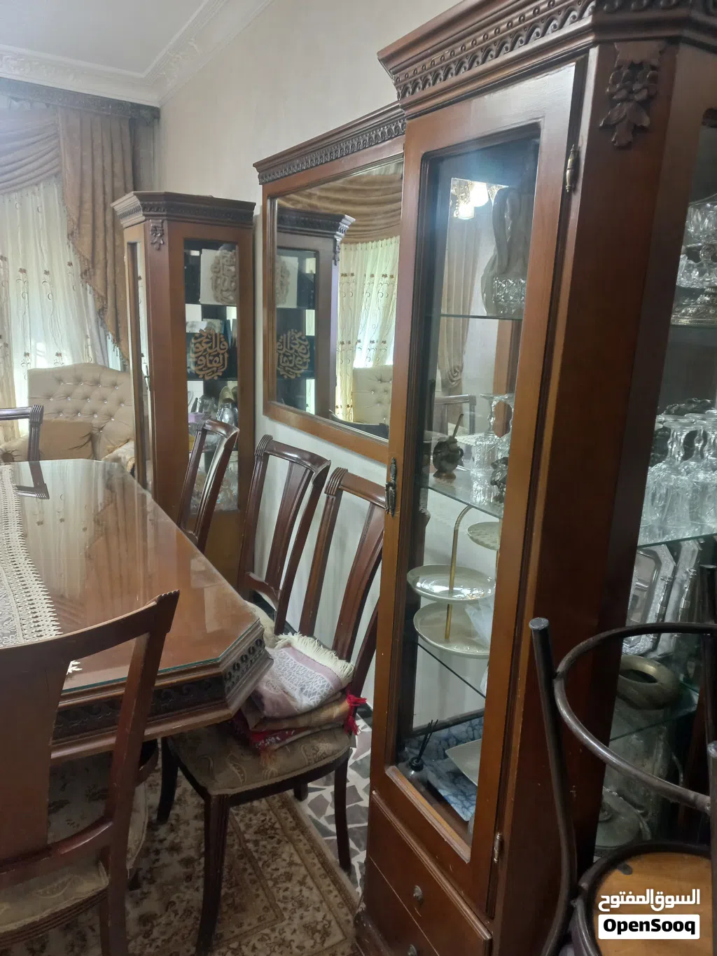 طقم ضيوف مصري مع الطربيزات مع طاولة سفره و 8 كراسي وفضيتين للبيع