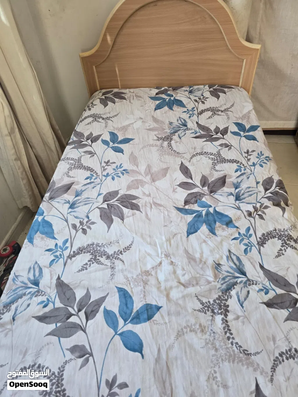 سرير أطفال خشب مع المرتبة بحالة ممتازة. Wooden crib in excellent condition with mattress