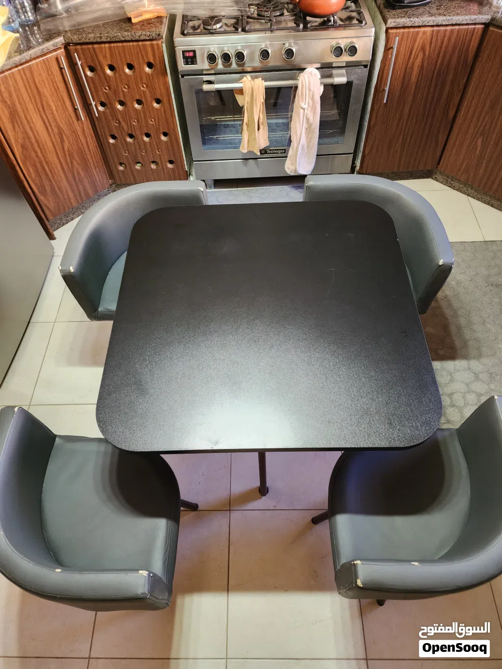 طقم طاولة طعام 90×90 سم مع 4 كراسي بحالة جيدة