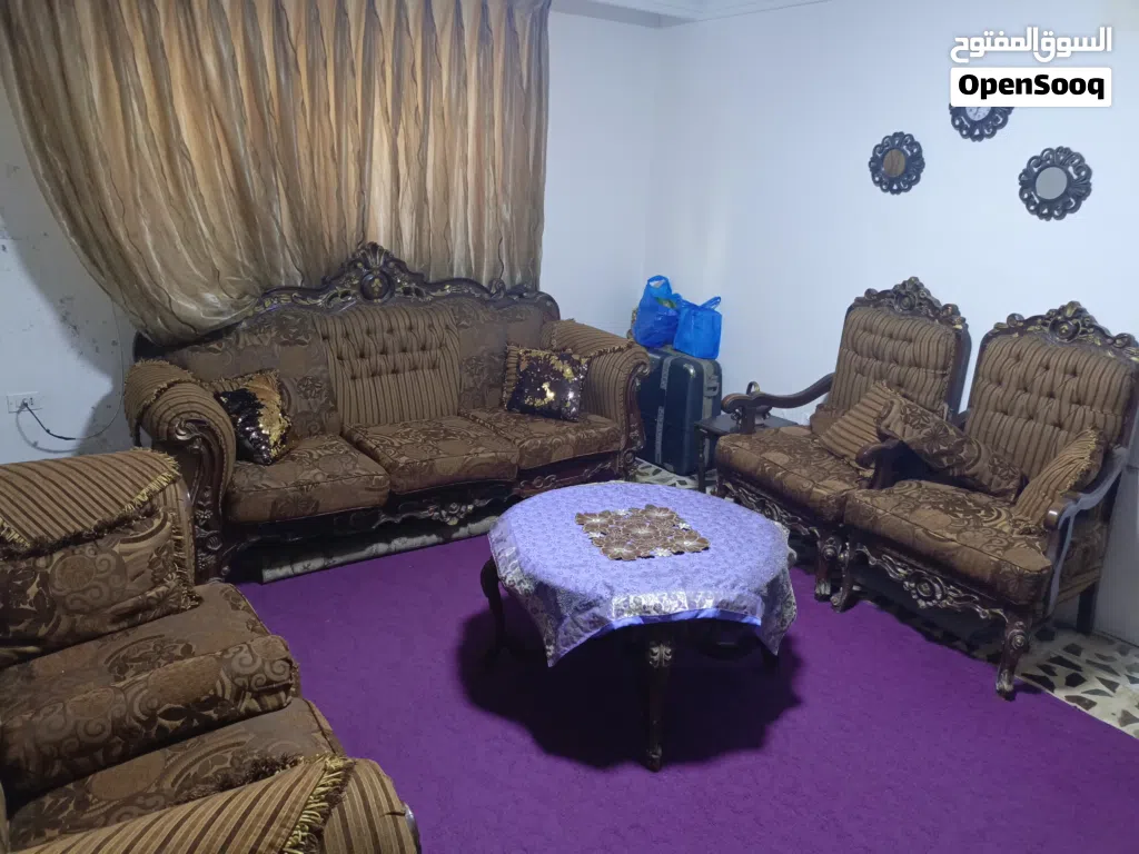 طقم كنب و طاولة وسطية و موكيت 4*5 مستعمل و بحالة جيدة