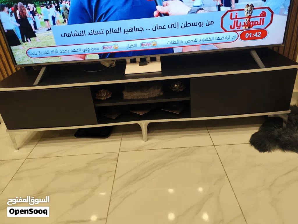 طاولة تلفزيون تفصيل خشب زان استعمال 3 شهور بحالة الوكالة
