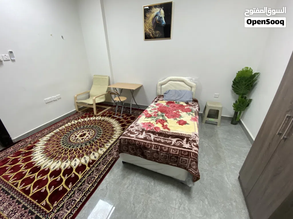 شقة مفروشة للإيجار للعوائل فقط بالمعبيله بجوار نيستو واسواق بن راشد
