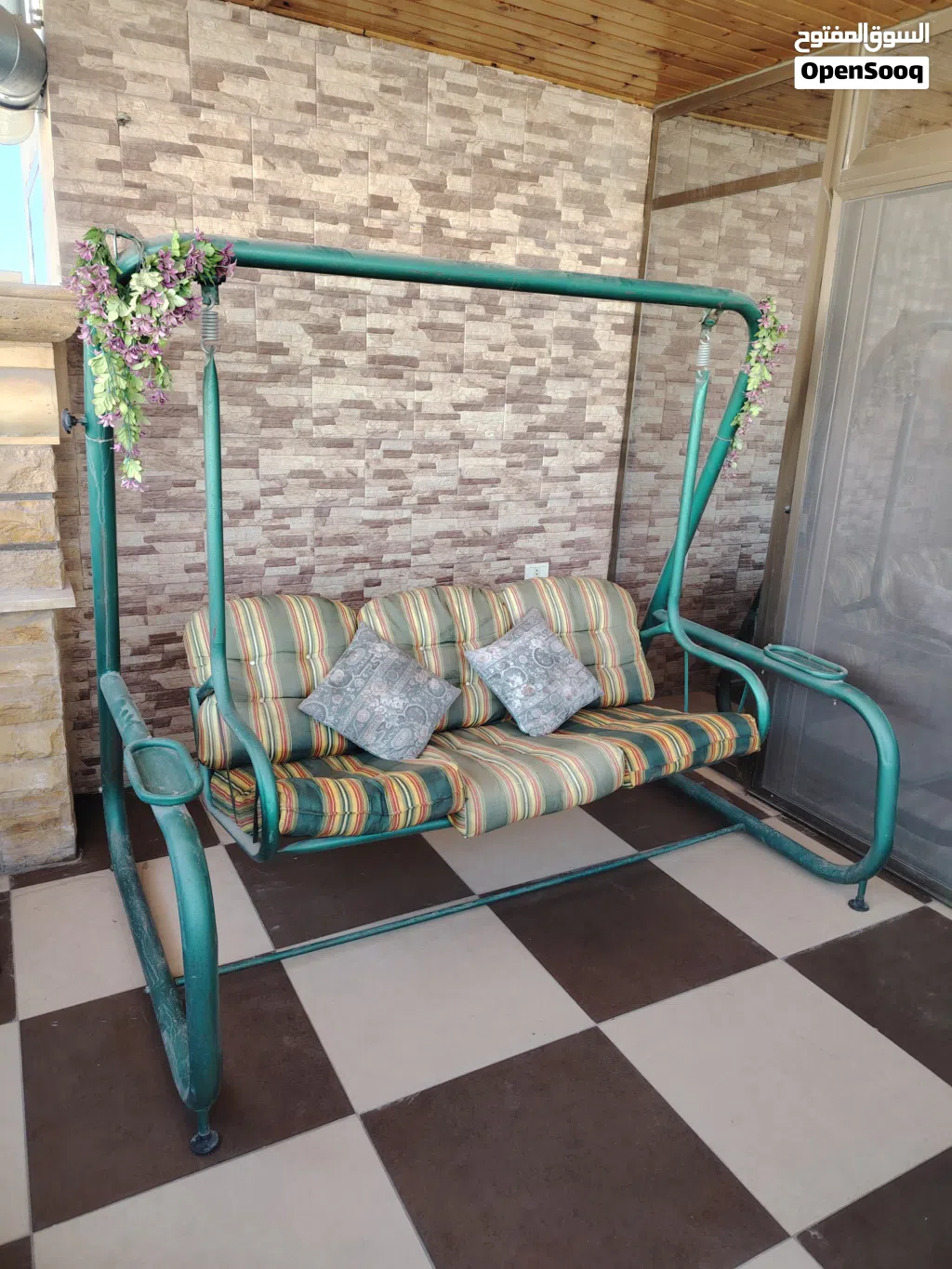 مرجيحة ثلاثية حديد ثقيل بحالة ممتازة جدا