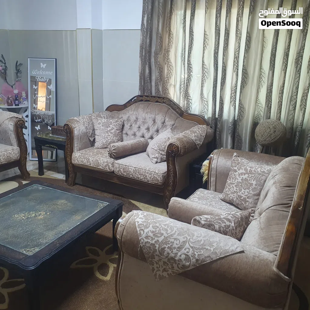 للبيع بسعر مغري طقم كنب نظيف زان 10 مقاعد مع طاولات وبرادي وسجاد 350 دينار