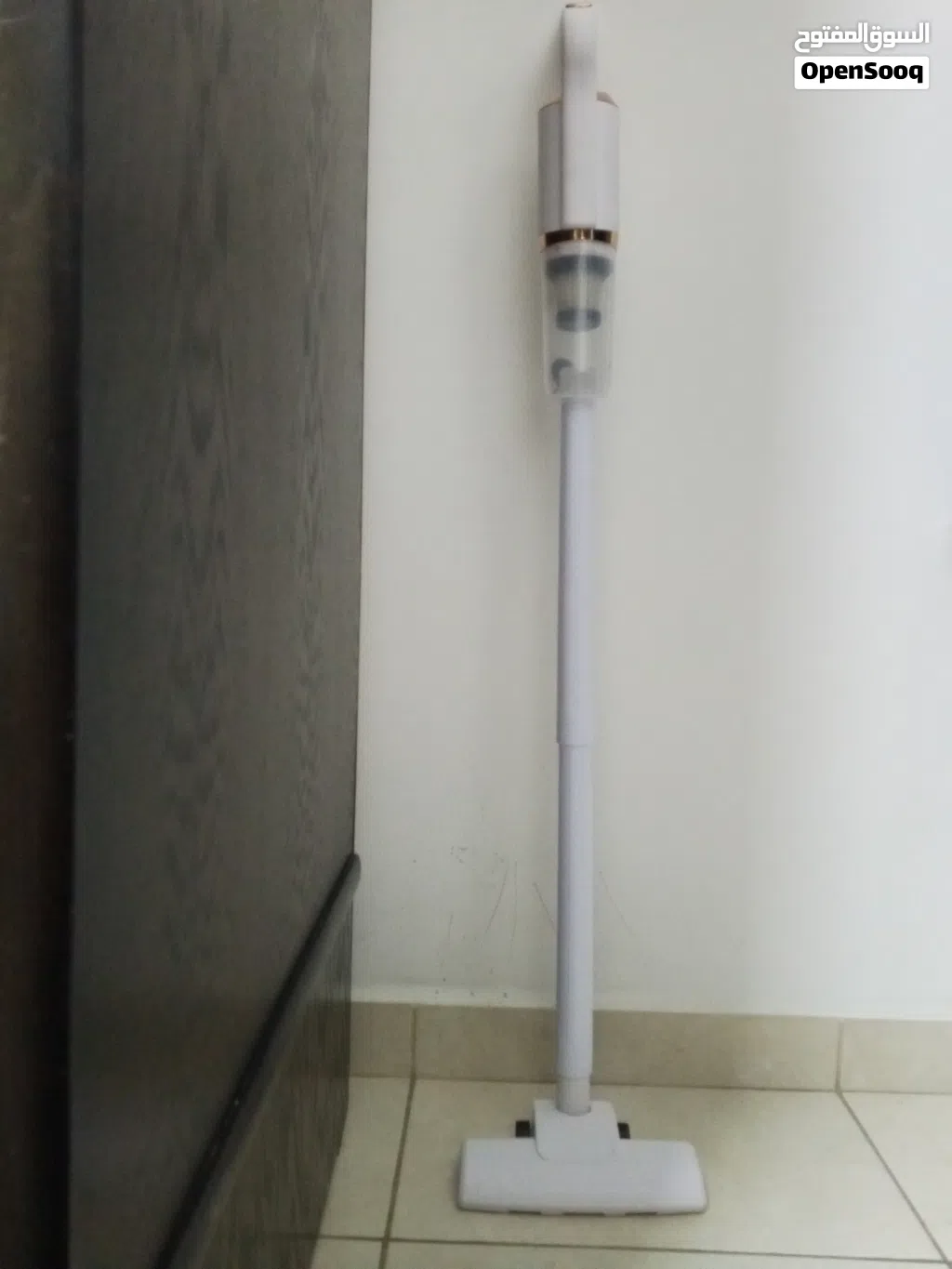 مكنسة كهربائية يوجد لها 4 قطع قطعه للكنب وقطعه للستائر وقطعتين للسجاد وتشحن عالكهرباء