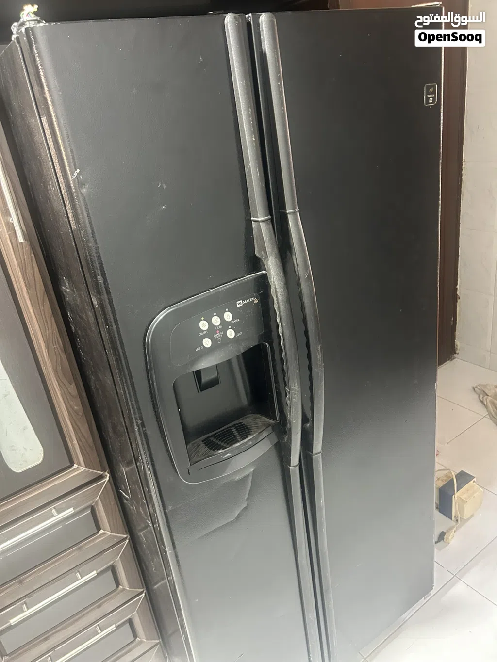 للبيع – ثلاجة Maytag بابين لون أسود ثلاجة Maytag أصلية بحالة جيدة، 668 litre