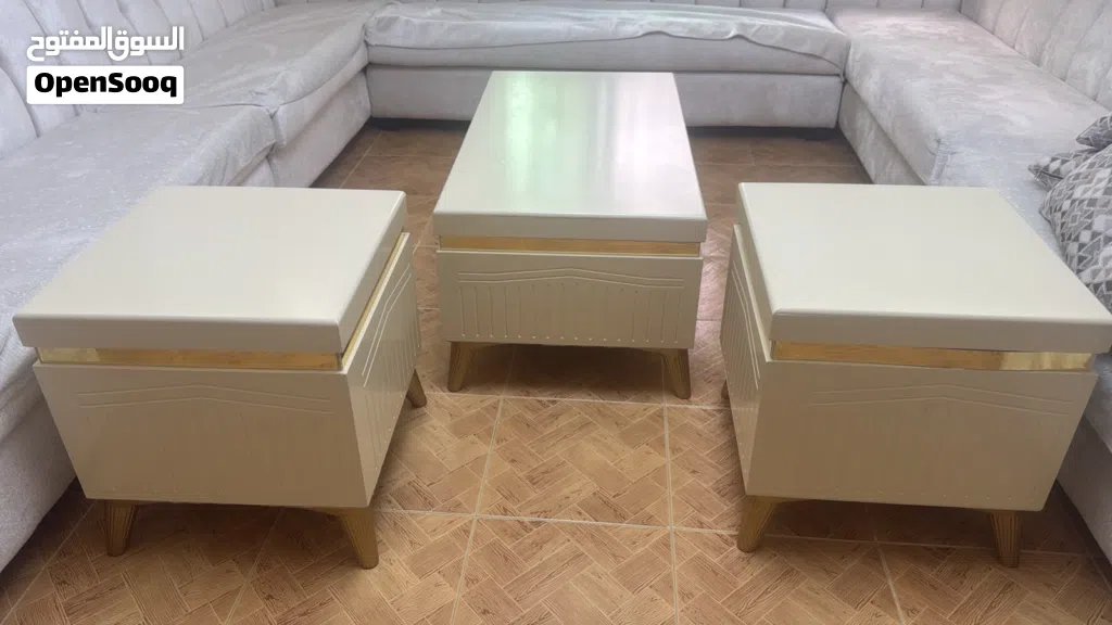 طاولات للبيع شبه جديد