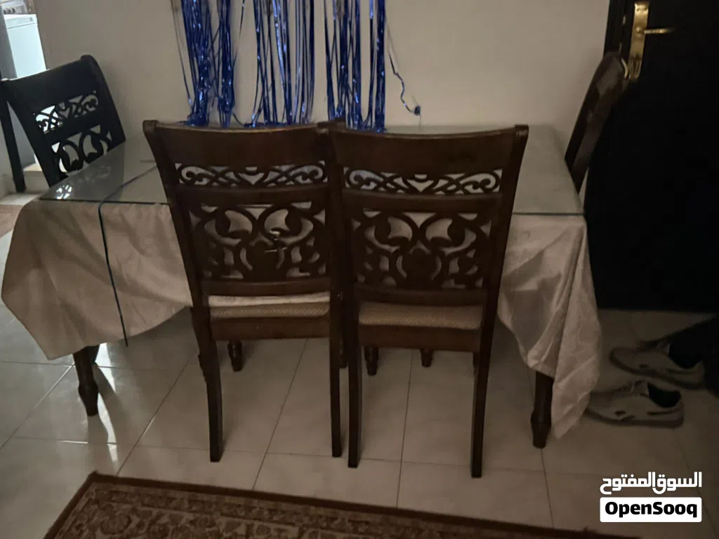 انتريه ذهبي ثلاث قطع وستارة ذهبيه وسجادة وطربيزه ا + ثلفزيون 30 بوصه بالاستاند المتحرك+ سفره