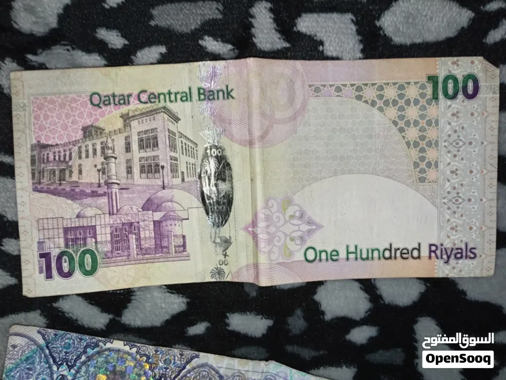 فلوس قطر قديمه اريد حد يكون قطري او يسافر قطر يخذها مني ويعطيني الجديد وهو يبدلها في قطر ضروري