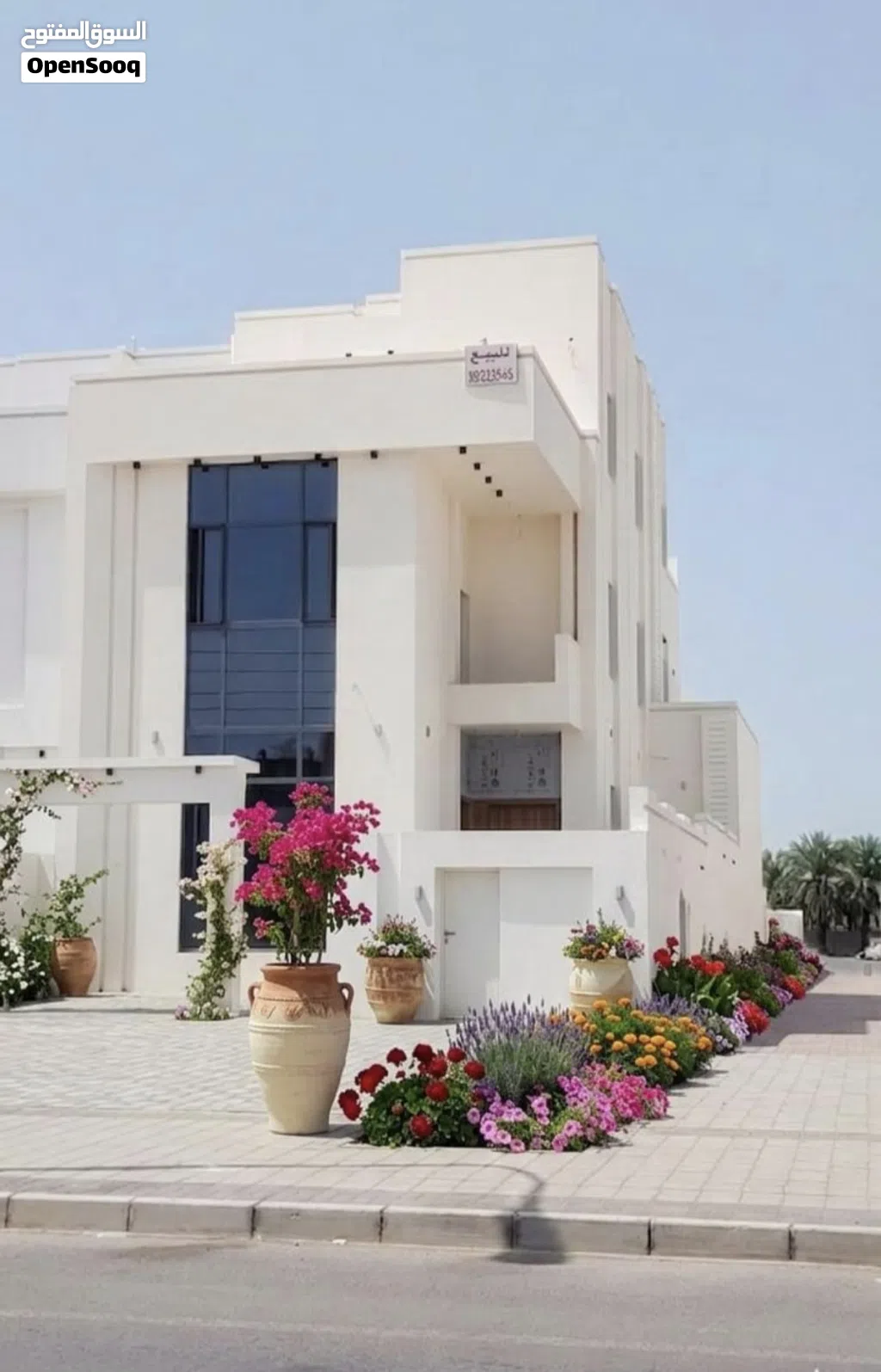 فيلا في وسط الخوض في ارقى الاحياء السكنيه جميع الخدمات متوفره منطقه حيويه مرغوبه مطلوبه محبوبه .