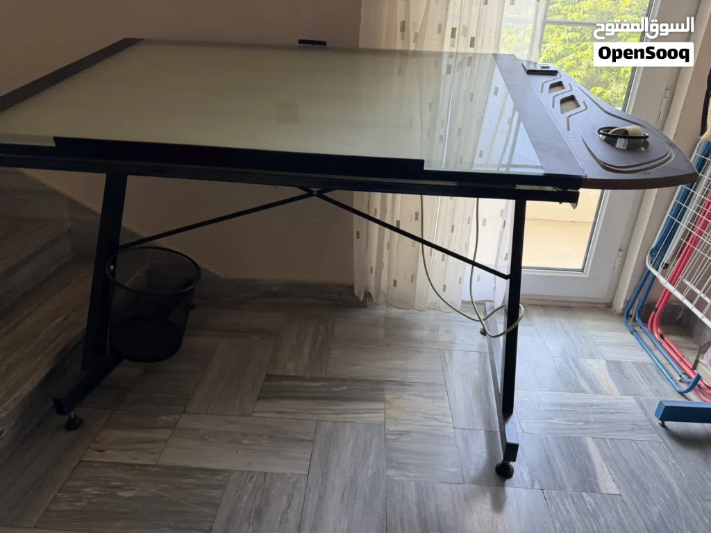 طاولة رسم هندسي بحالة ممتازه غير مستخدمه 150 دينار