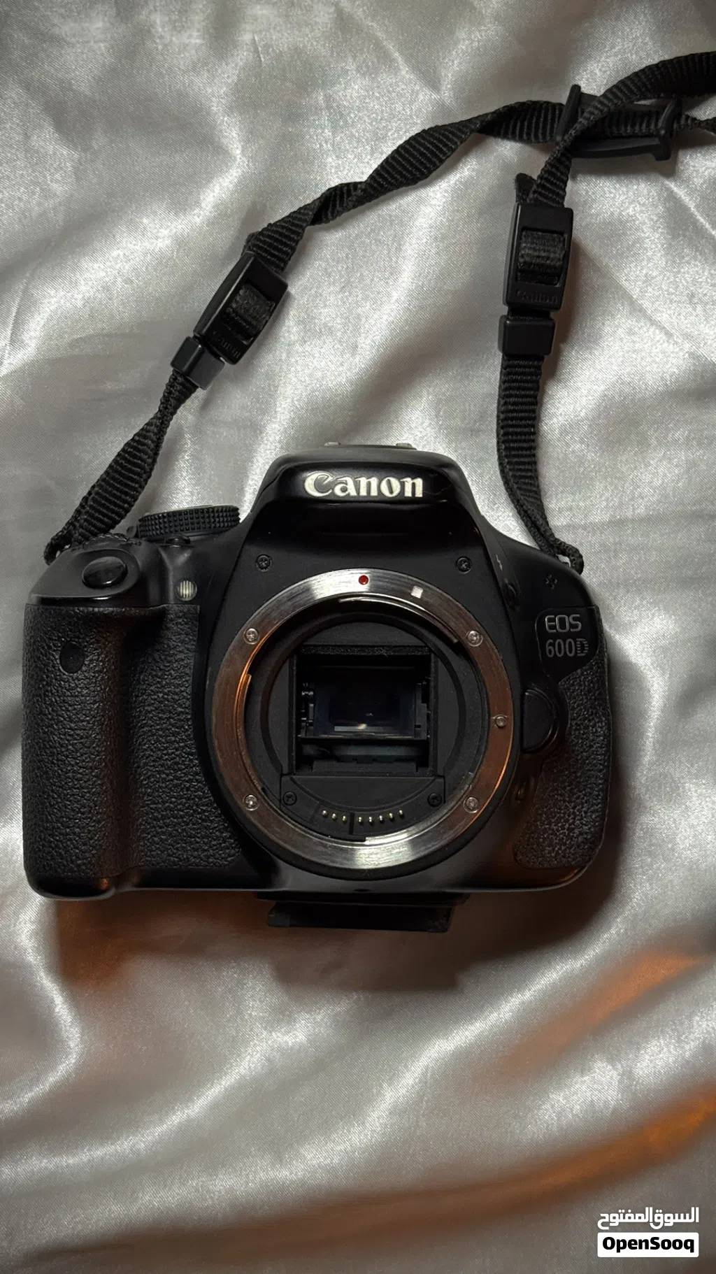 للبيع كاميرا Canon 600D DSLR مع كامل الملحقات الجاهزة للتصوير مباشرة.