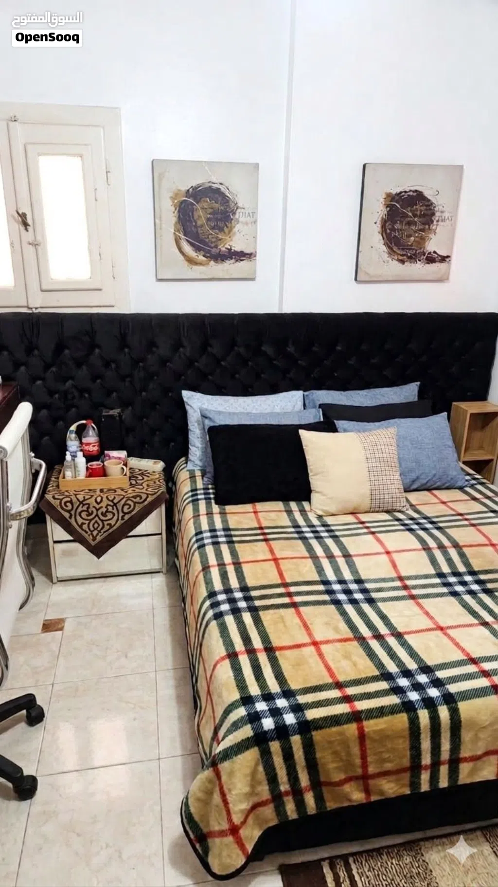 سرير اسود عرض مترين وله ظهر كابوتينيه منفصل عرضه 3 متر ونص