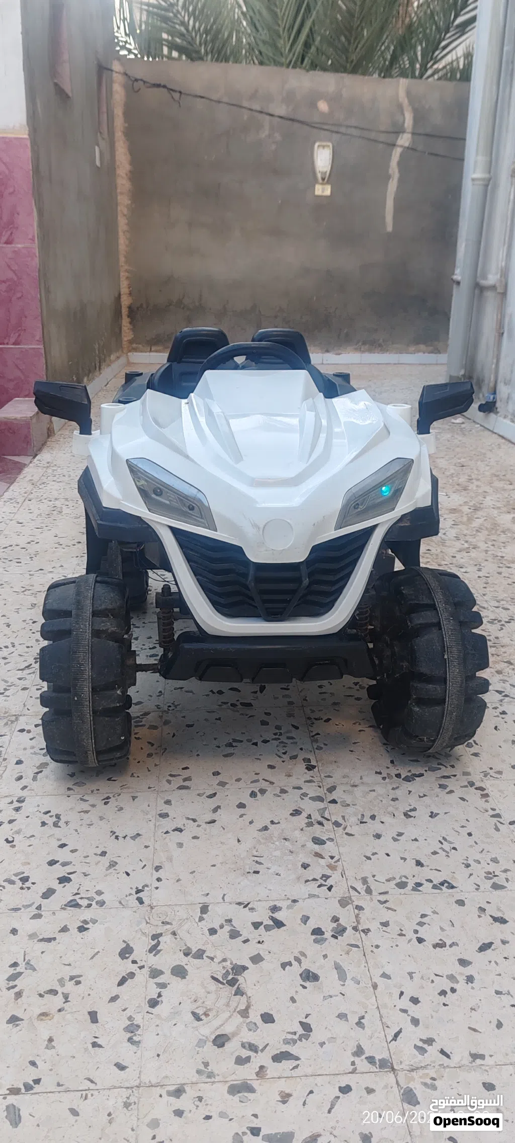 سيارة أطفال