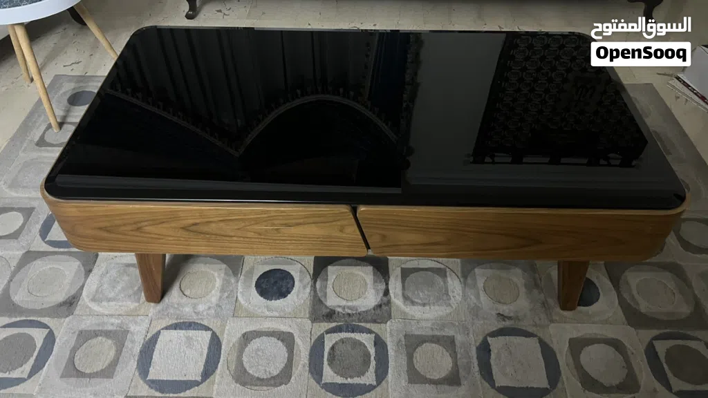 Coffee table طاولة