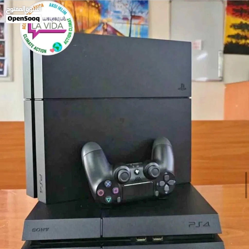 للبيع PlayStation 4 Fat سعة 500 جيجا نظافة ممتازة 10/10 يد تحكم كوبي بحالة ممتازة