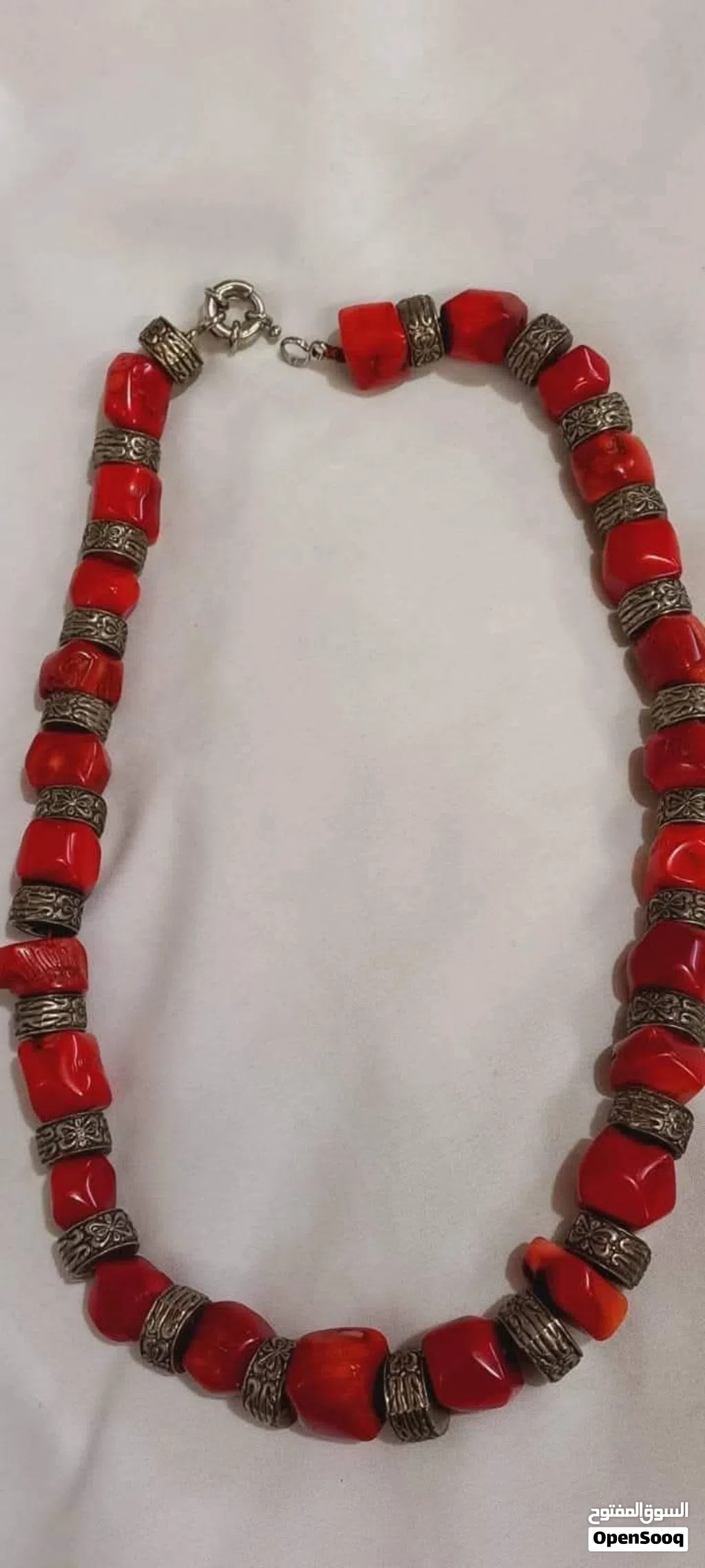 عقد اصلي وقديم من المرجان الحر الطبيعي بحجمه الخشن و بلونة المرغوب للجميع ومنهم الطامحين بأقتناء