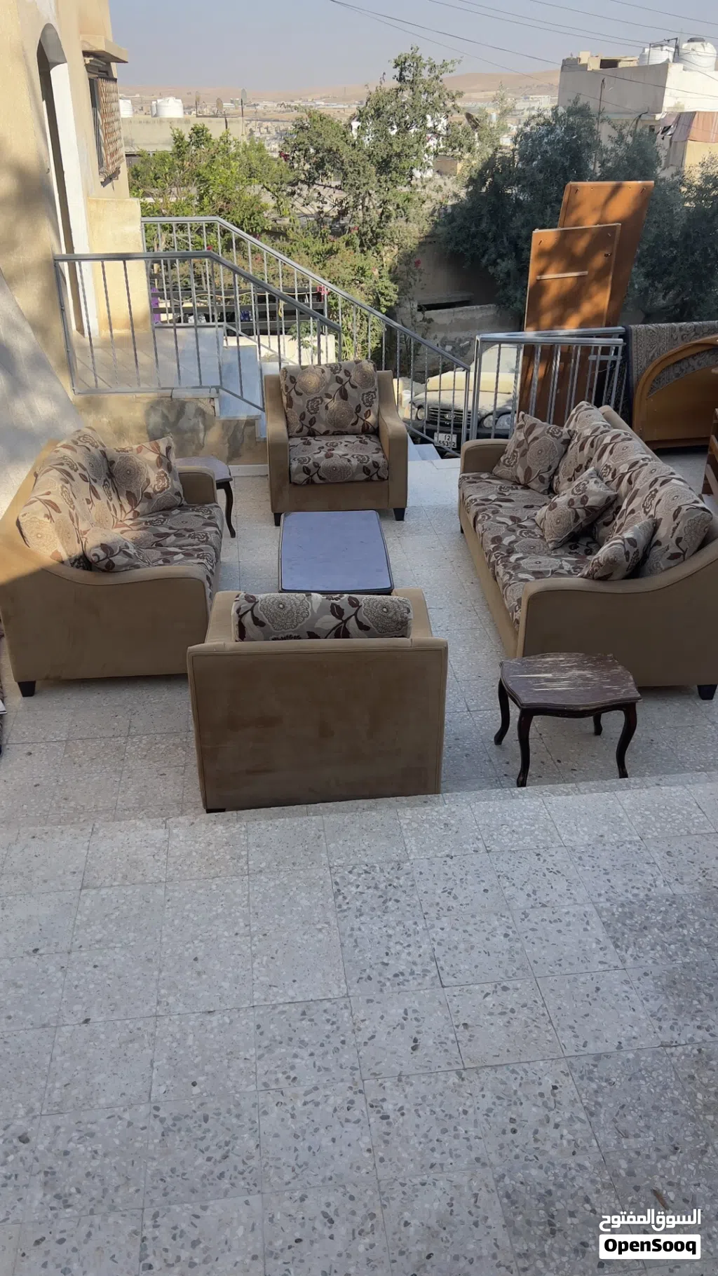 طقم كنب كامل للبيع مع طاوله الطقم بحاله جيده بس الفرش بده تنضيف