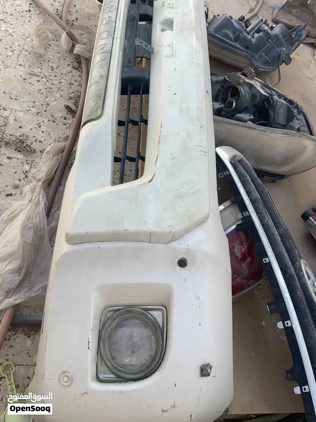 للبيع قطع غيار لسيارة تويوتا لاندكروزر، القطع المعروضة هي