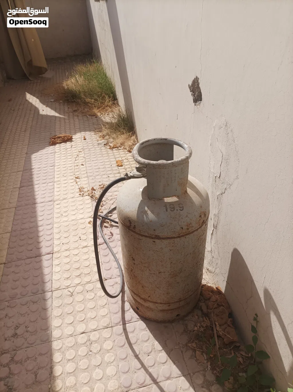 سلندر وطباخة للبيع في حالة جيدة وسرير و غسالة