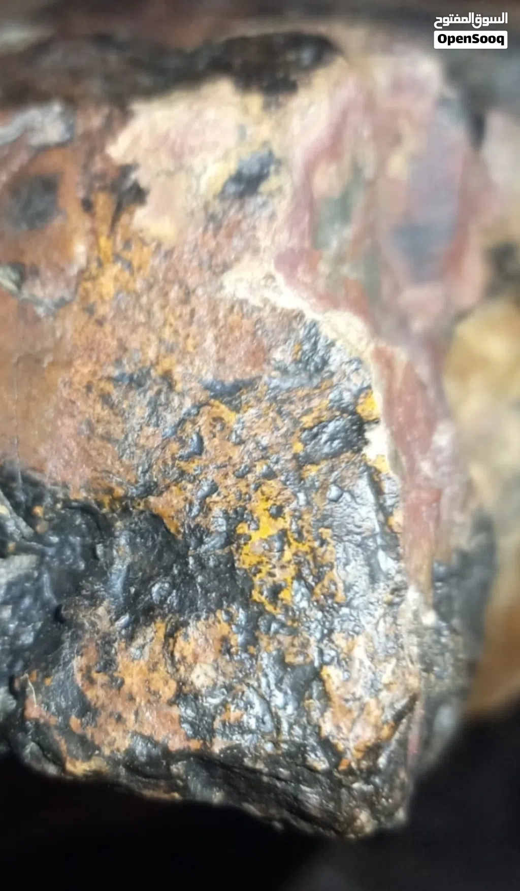 multicolored jasper..حجر خام متعدد الألوان