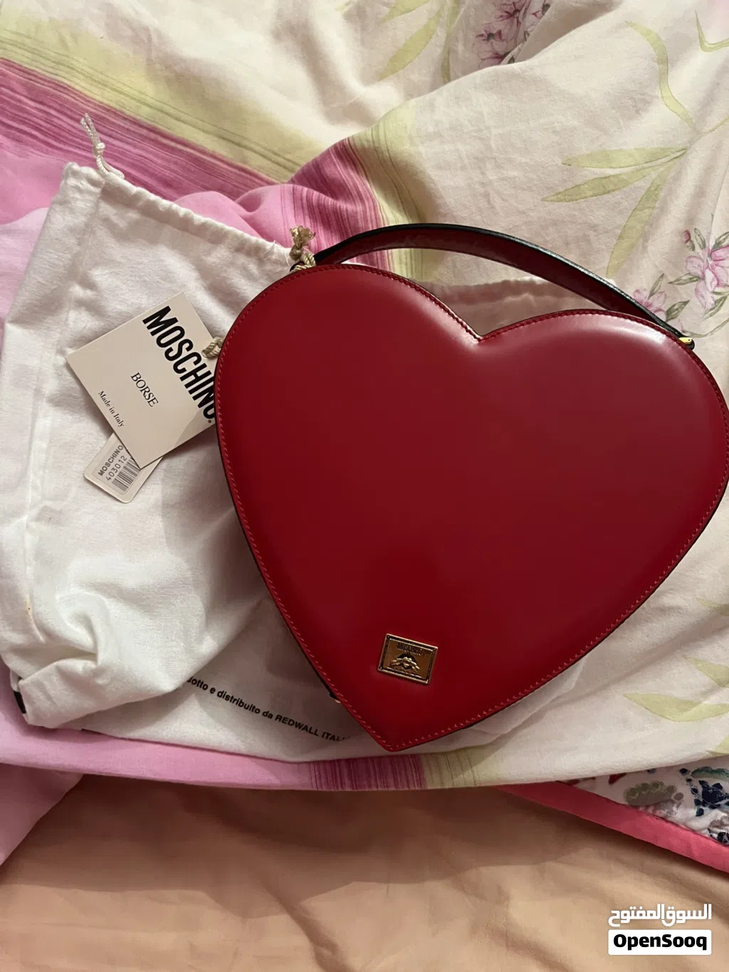 شنطة موسكينو كلاسيكية أصلية نادرة جداً على شكل قلب (Vintage Moschino Borsa Cuore) - بالتاغ الأصلي