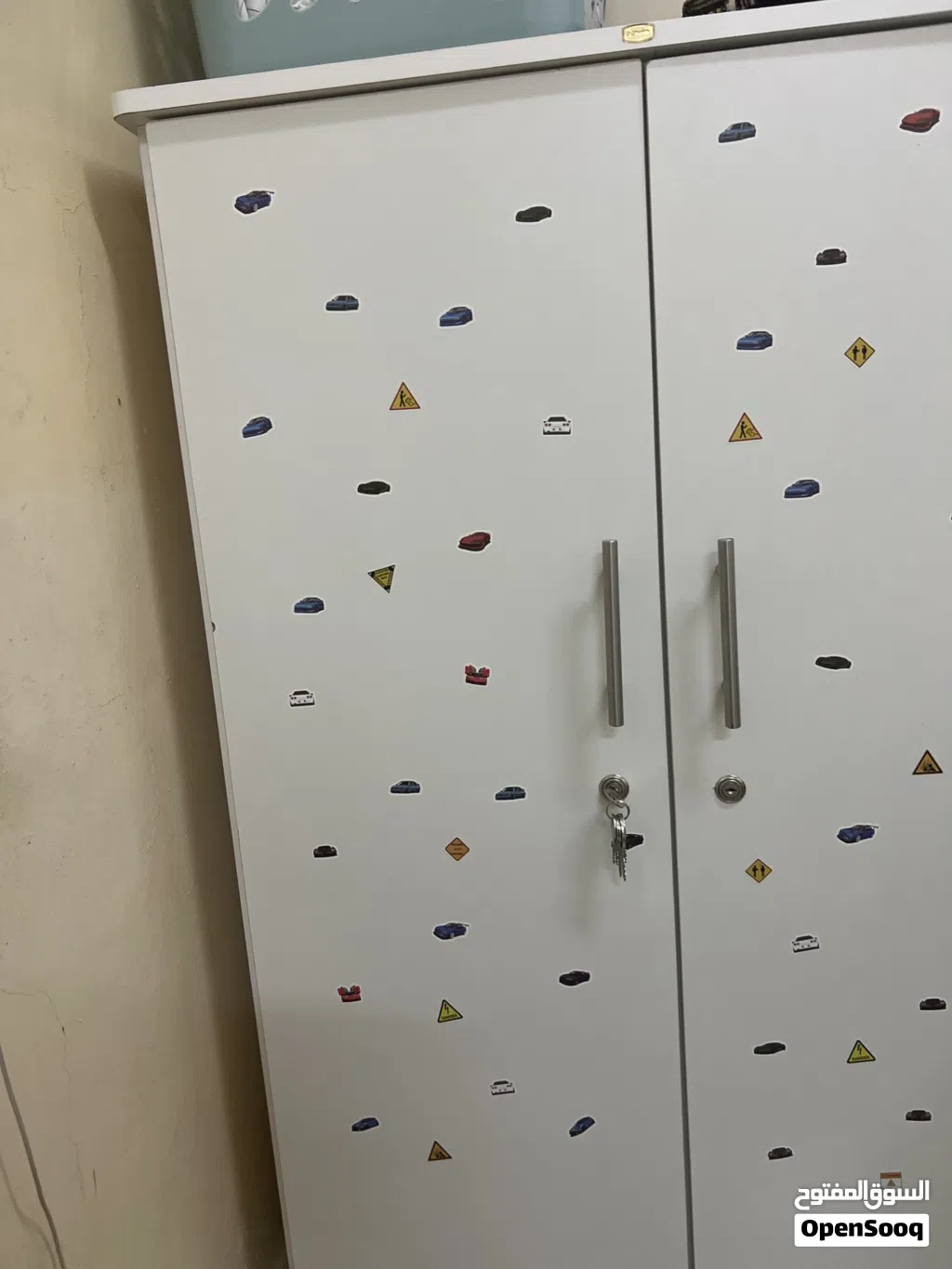 كبت خشبي متكون من خانتين وكل خانه بداخلها ثلاث سدات الخشب قوي جدا وثقيل
