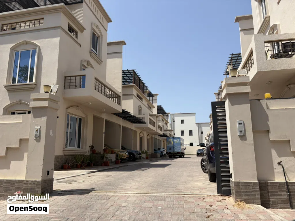 فلا في مجمع سكني للإيجار 4 غرف +1