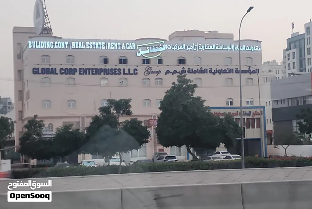فرصة للمستثمرين بيع نشاط تأجير السيارات قائم و بموقع مميز قرب المطار ( تم تخفيض السعر إلى 450 الف)