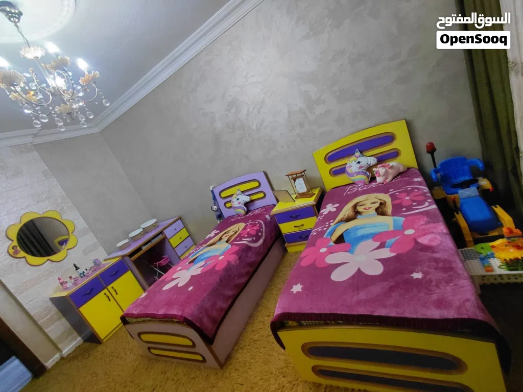 غرفة نوم اطفال مستعمله بحال الجديد تختين وخزانه وبيرو وتسريحه