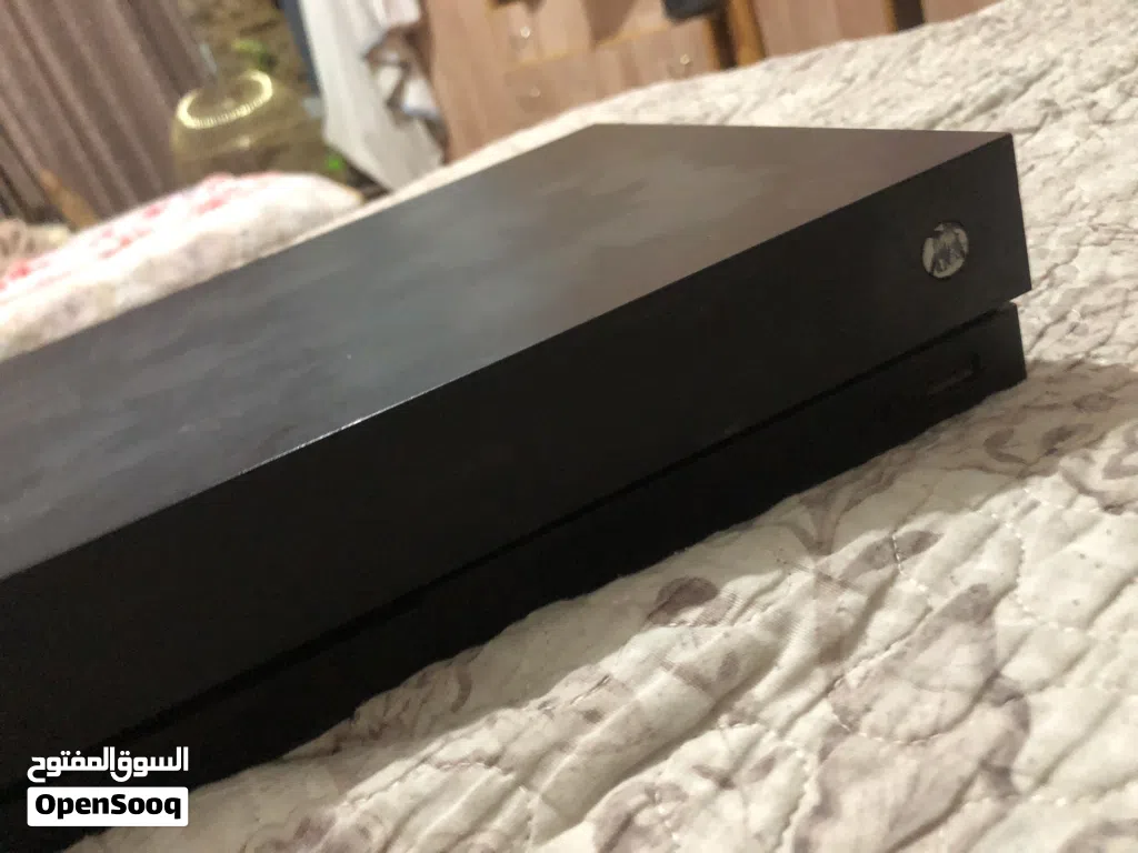 Xbox series s بحالة مثالية مع game pass للبيع مقابل 130 دينار