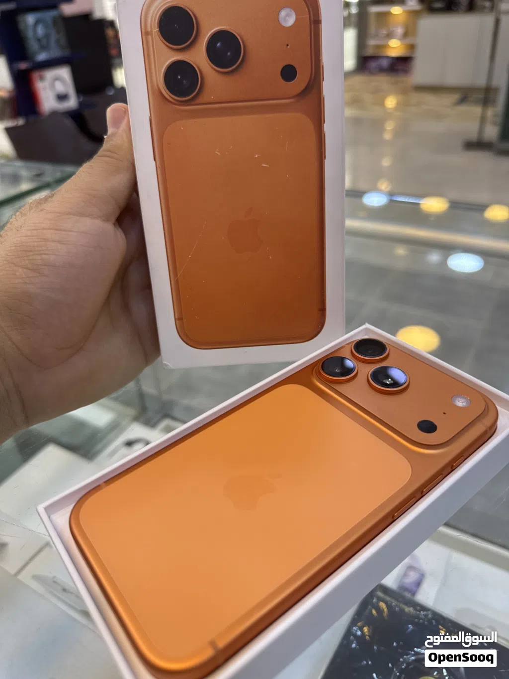 iPhone 17 pro 256Gb وارد الشرق الأوسط غير مستخدم نهاياً ولا شحنه مشحون فقط مفتوح من الكروتونه