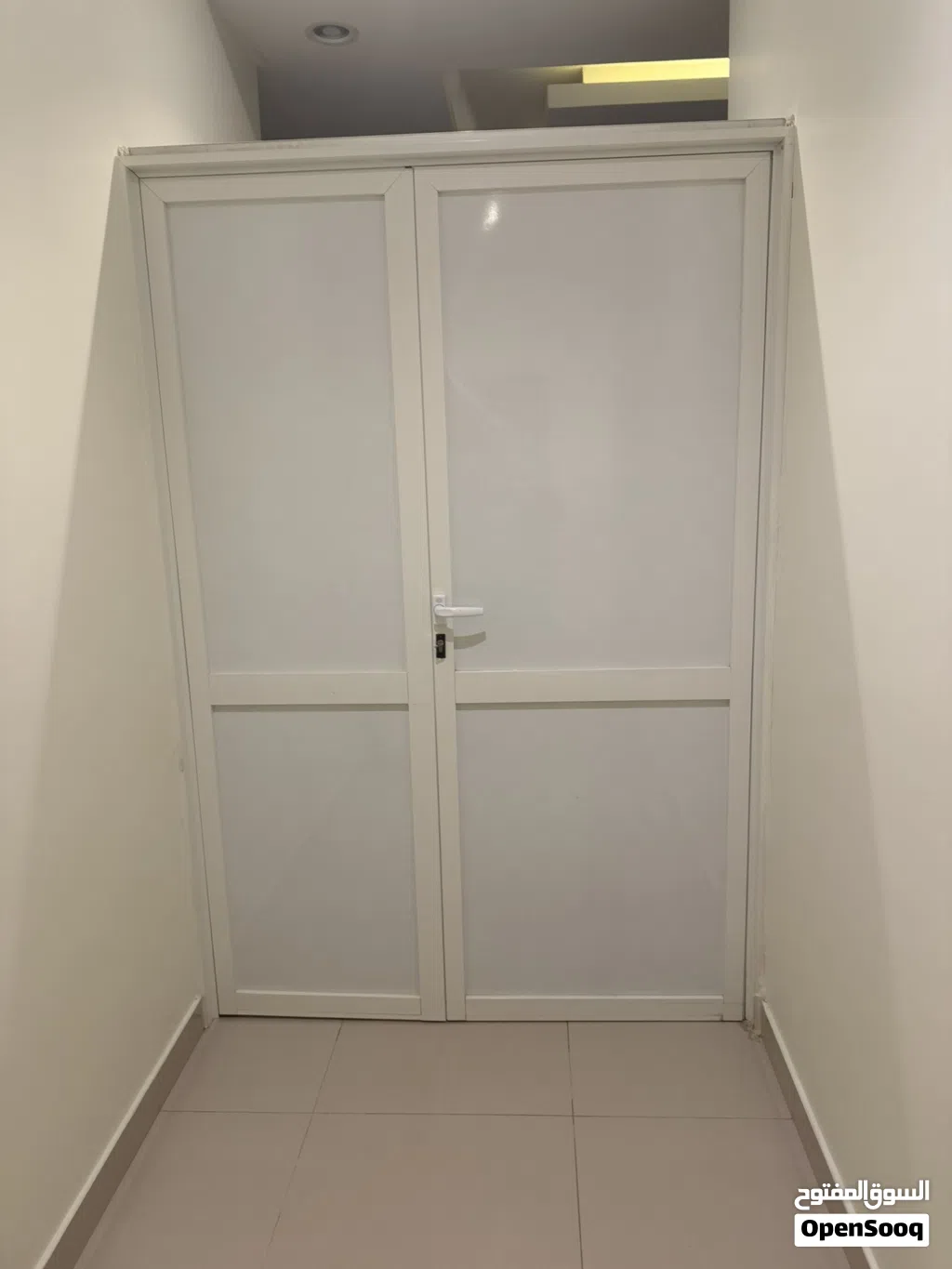 للبيع باب ألمنيوم مزدوج (ضلفتين) مع الحلوق