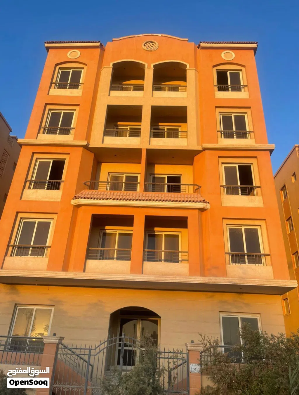 شقه 150م 3غرف 3 حمامات بندفع مقدم 50% و الباقي علي 4سنوات او كاش ب 2,235,000