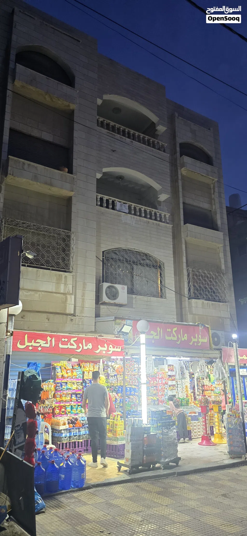 شقة طابقية للبيع في موقع استراتيجي