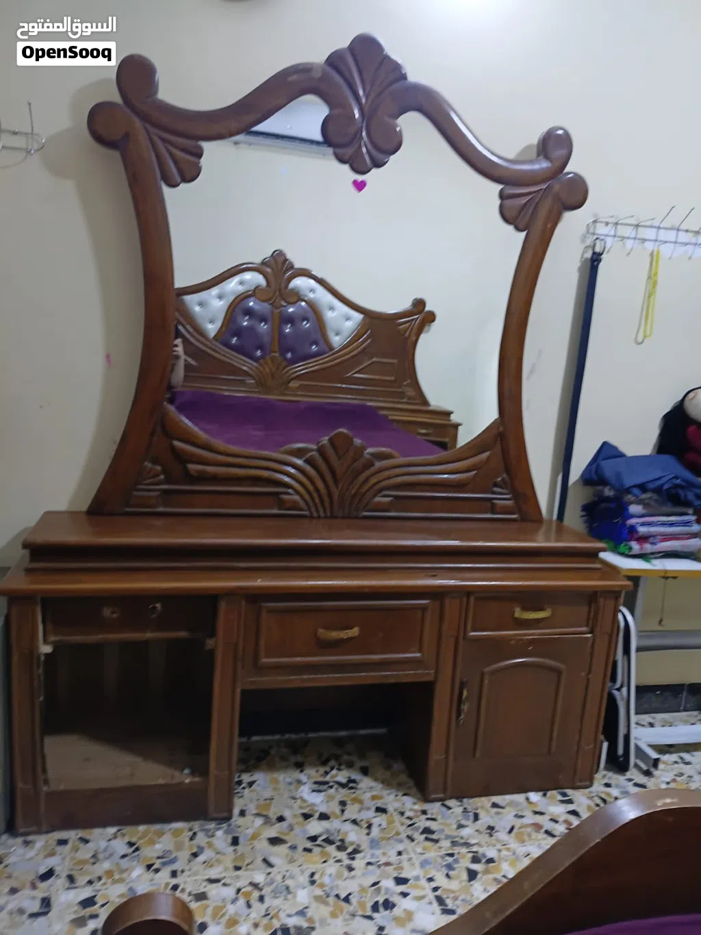 ميز مرايه وكنتور