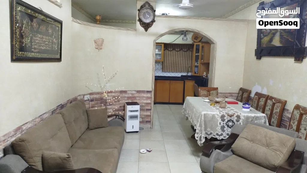 شقة طابق اول في عمارة مكونة من طابقين